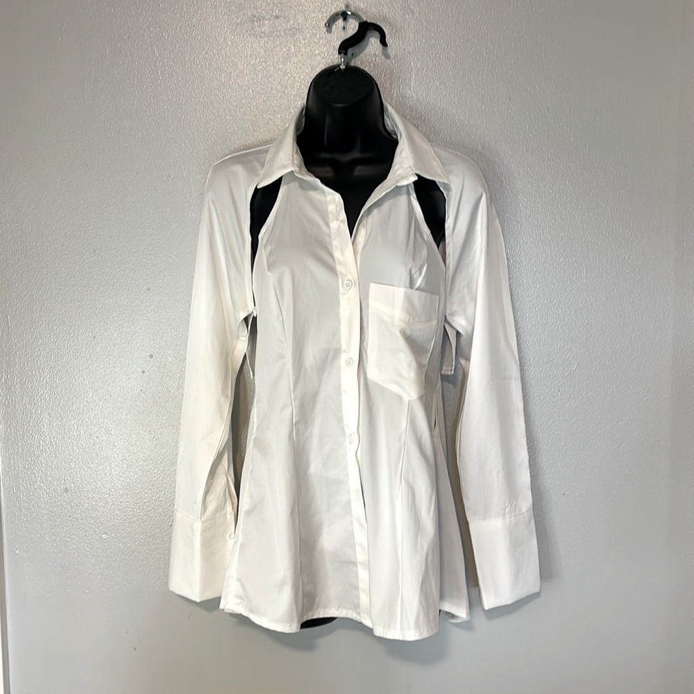 Style Muse NWT Women’s Button Down L/S Shirt Size Medium in pristine condition